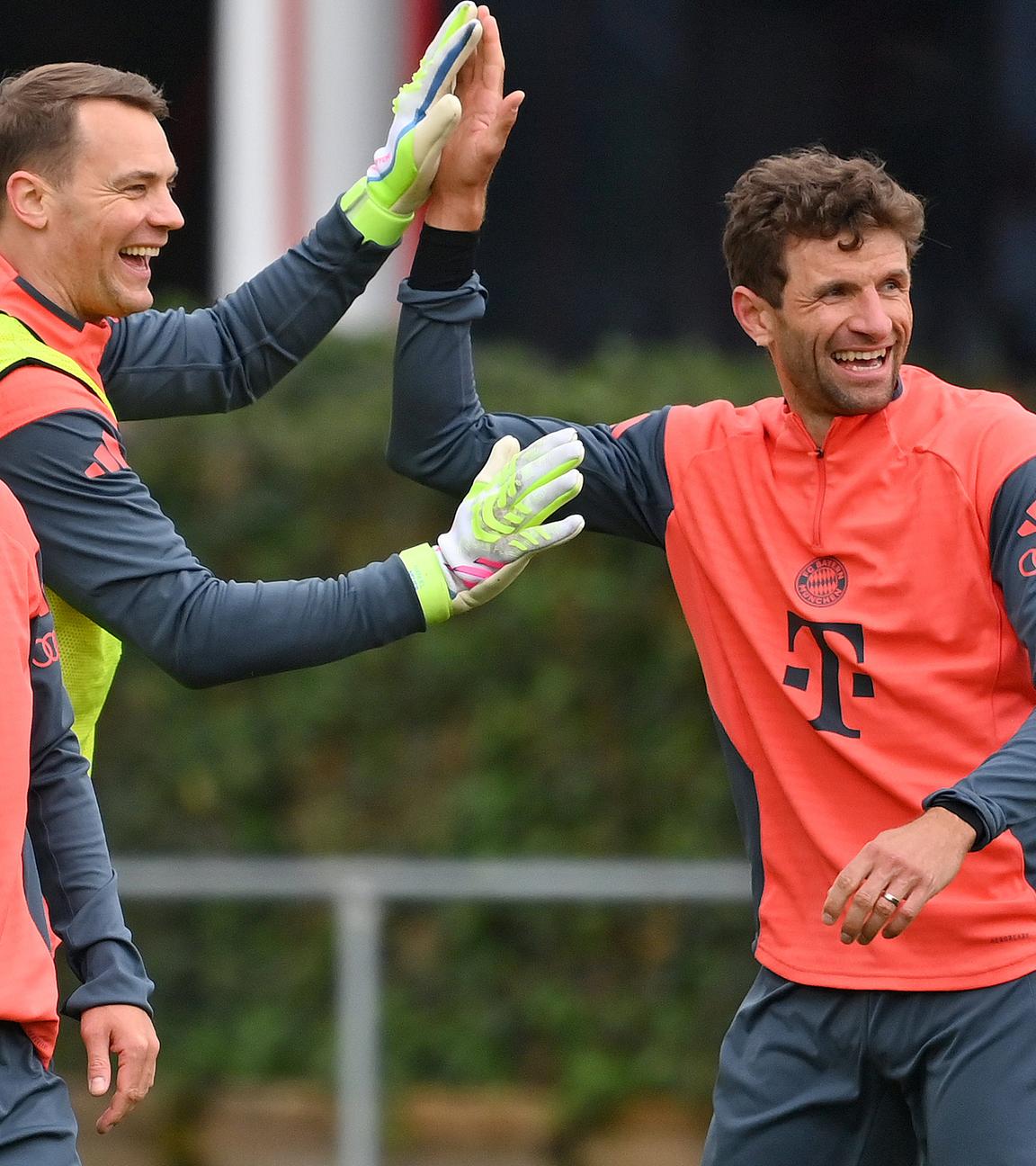 Die Bayern-Spieler Joshua Kimmich, Manuel Neuer und Thomas Müller (von links) spaßen beim Training.