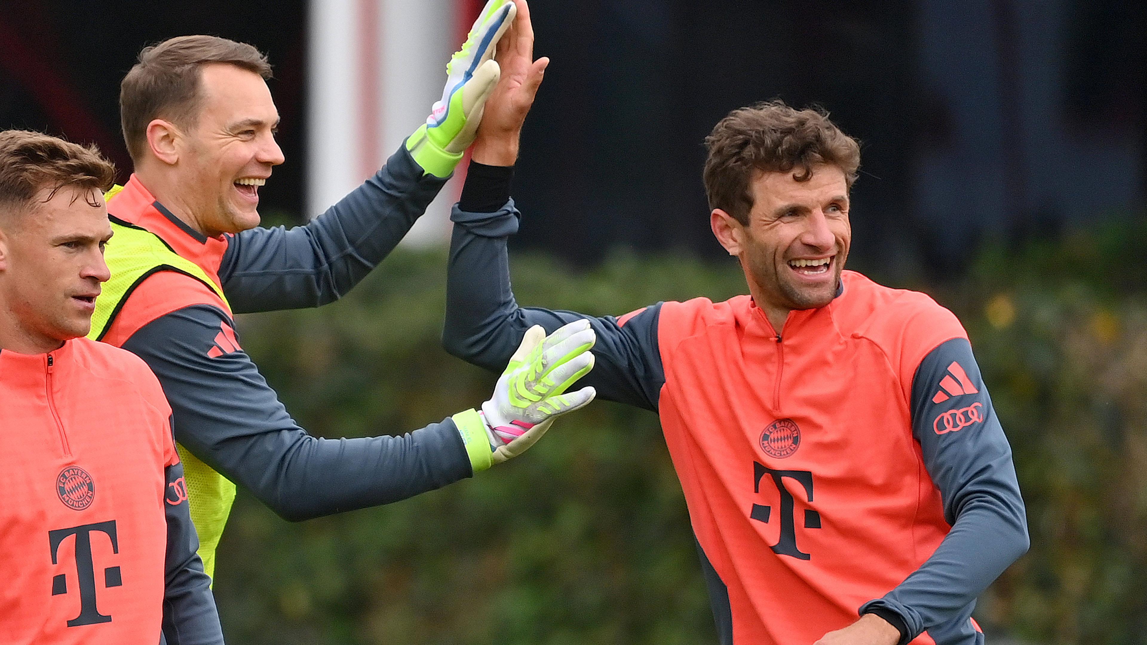 Die Bayern-Spieler Joshua Kimmich, Manuel Neuer und Thomas Müller (von links) spaßen beim Training.