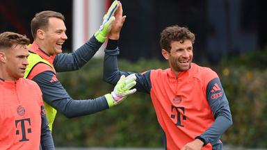 Die Bayern-Spieler Joshua Kimmich, Manuel Neuer und Thomas Müller (von links) spaßen beim Training.