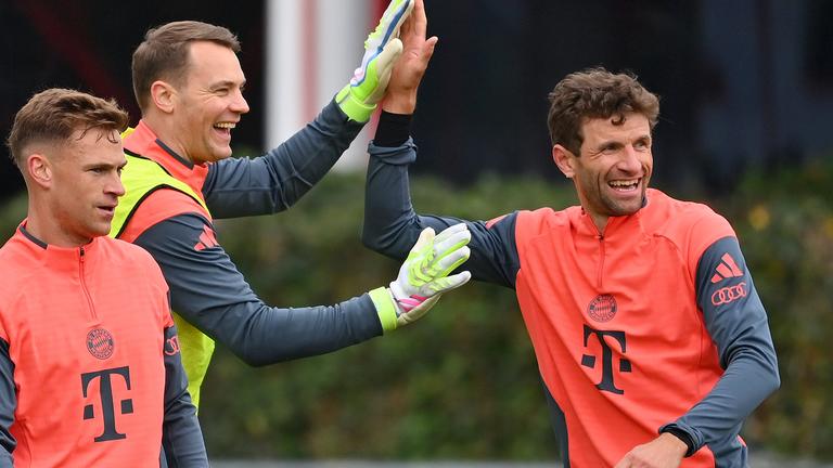 Die Bayern-Spieler Joshua Kimmich, Manuel Neuer und Thomas Müller (von links) spaßen beim Training.