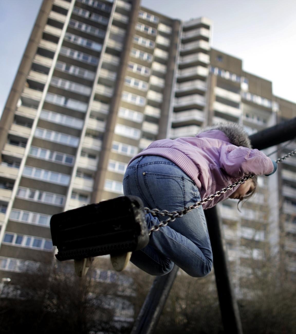 Ein Kind schaukelt am Mittwoch (03.02.2010) vor einem Hochhaus in Meschenich bei Köln.