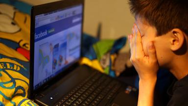 Kind vor Laptop, Depression, Facebook