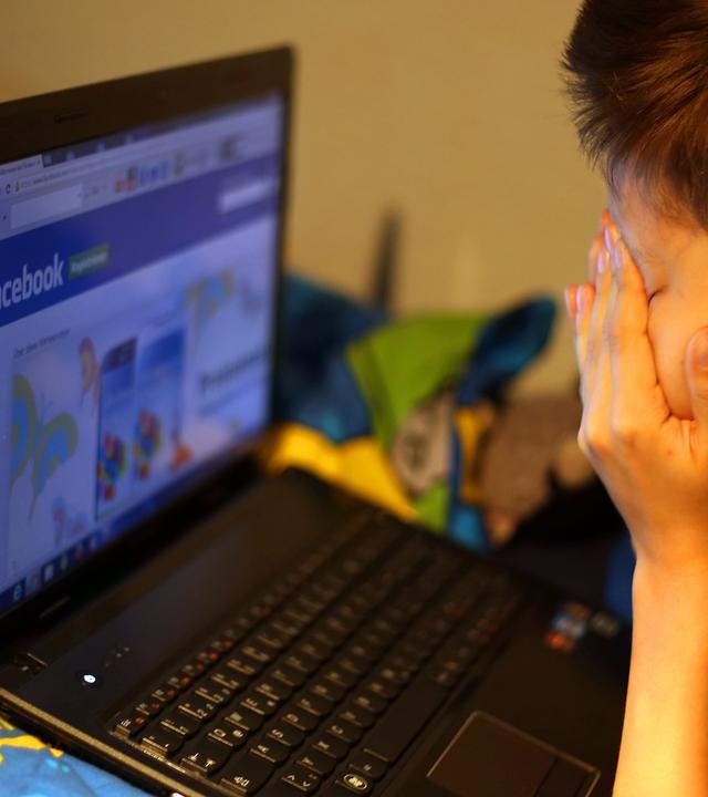 Kind vor Laptop, Depression, Facebook