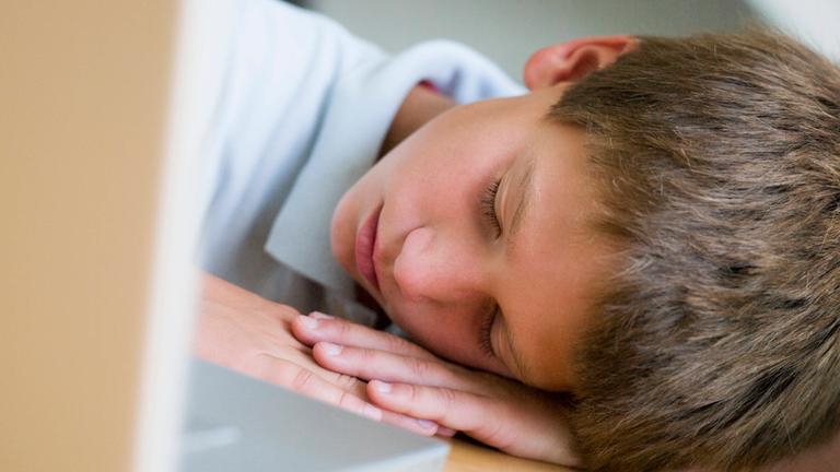 Kind schläft vorm Laptop