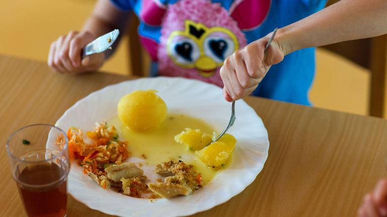 Mecklenburg-Vorpommern, Wismar: Ein Mädchen isst in einer Kindertagesstätte zu Mittag.