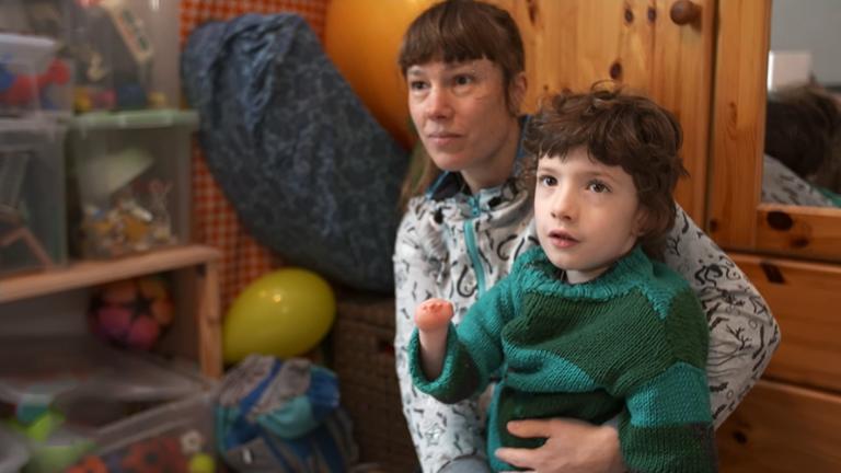 Bennet und seine Mutter sitzen zusammen in seinem Kinderzimmer