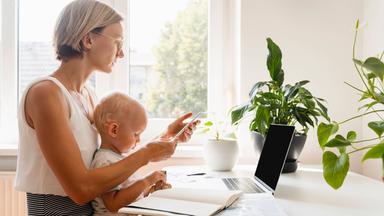 Mutter mit Kind am Laptop