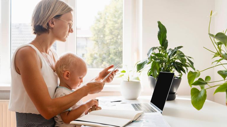 Mutter mit Kind am Laptop