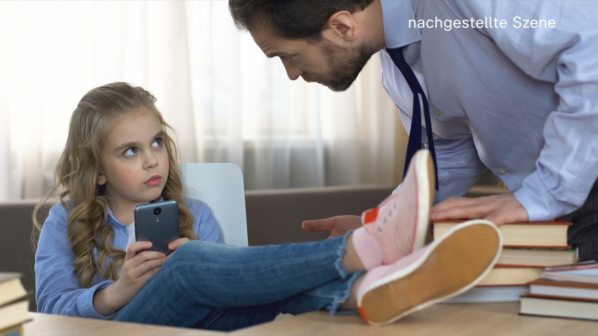 Kind mit Handy