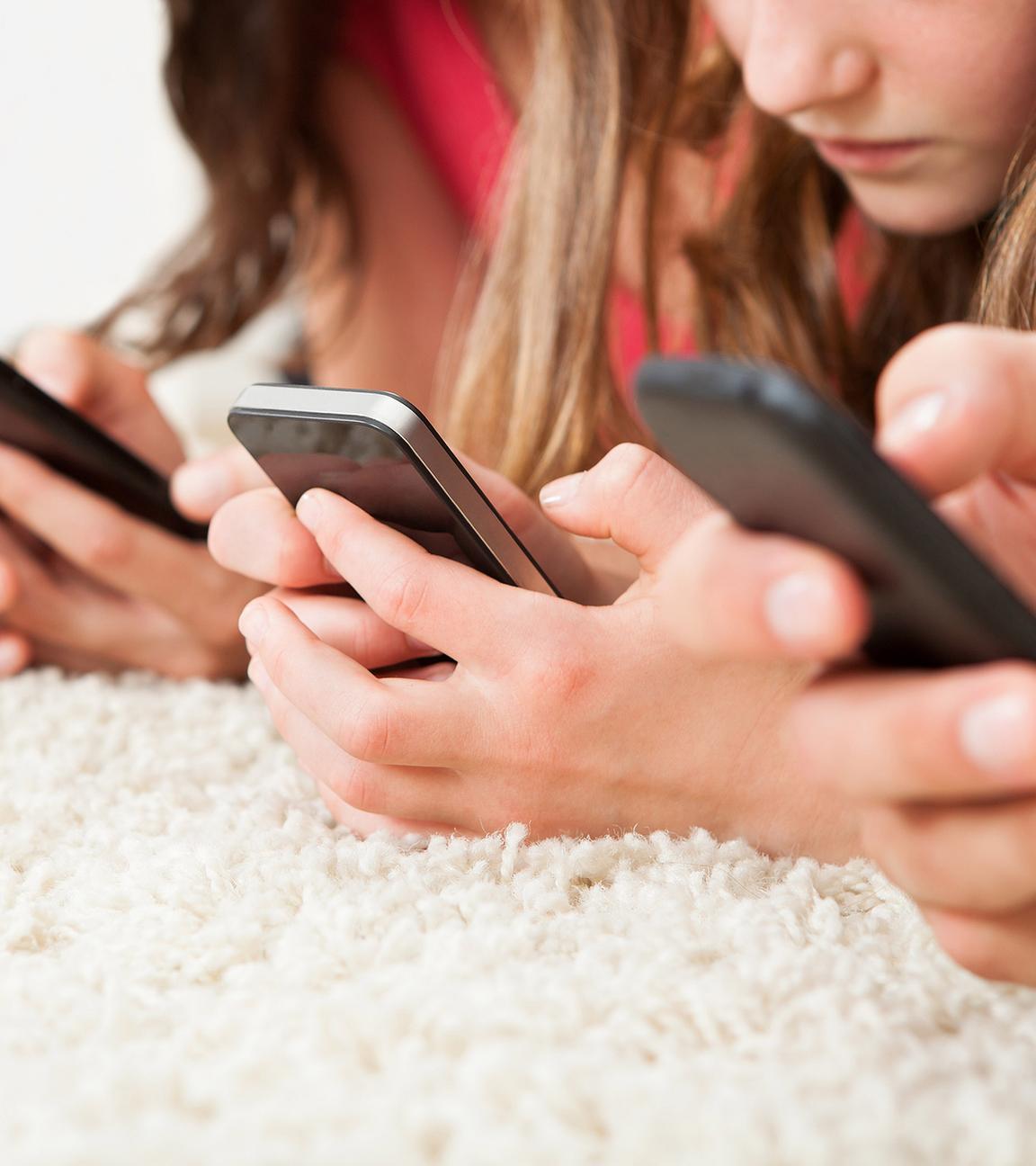 Archiv: Mädchen mit Smartphones