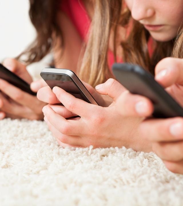 Archiv: Mädchen mit Smartphones