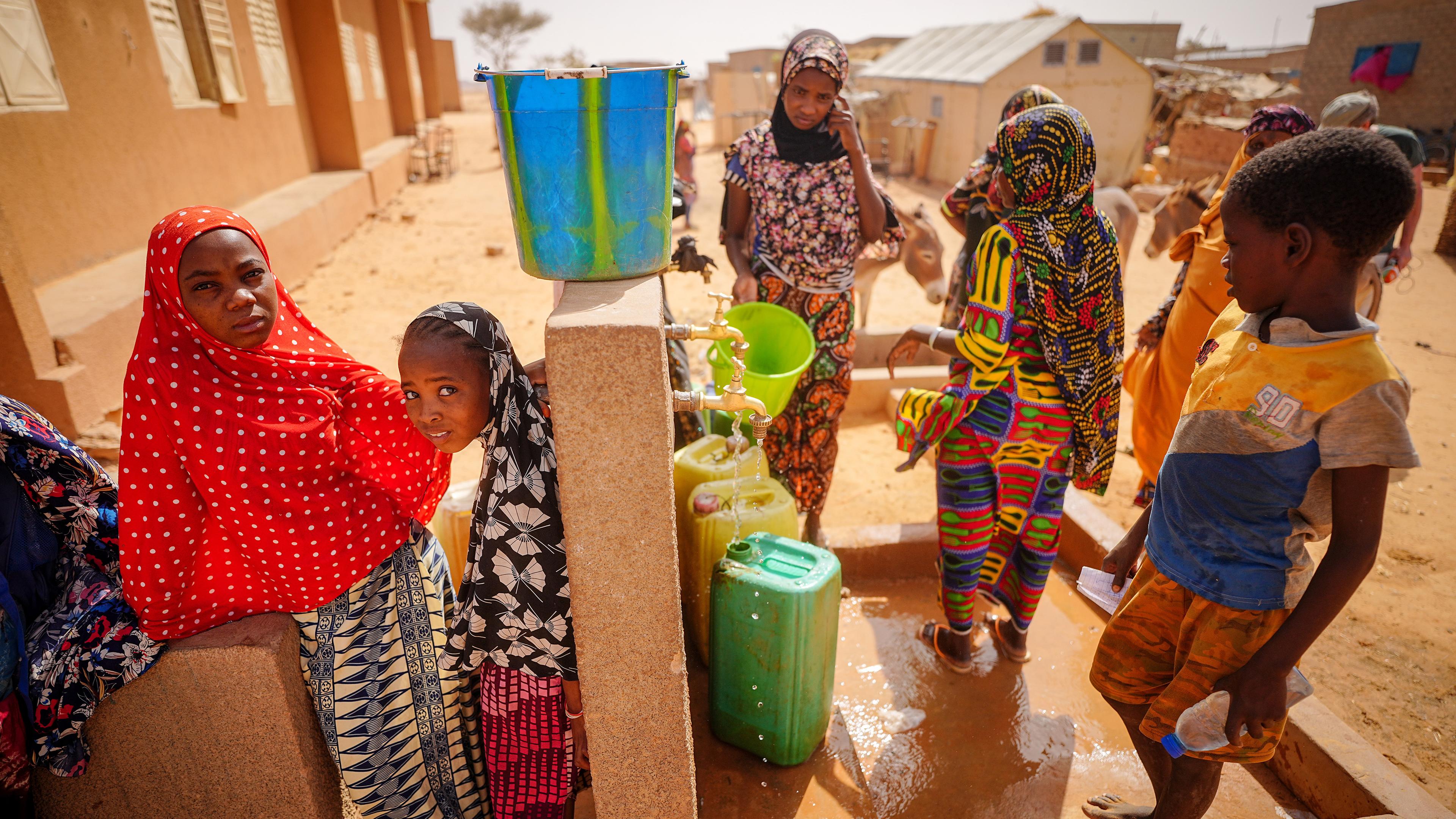 Kinder stehen an einer Wasserstelle in Ouallam