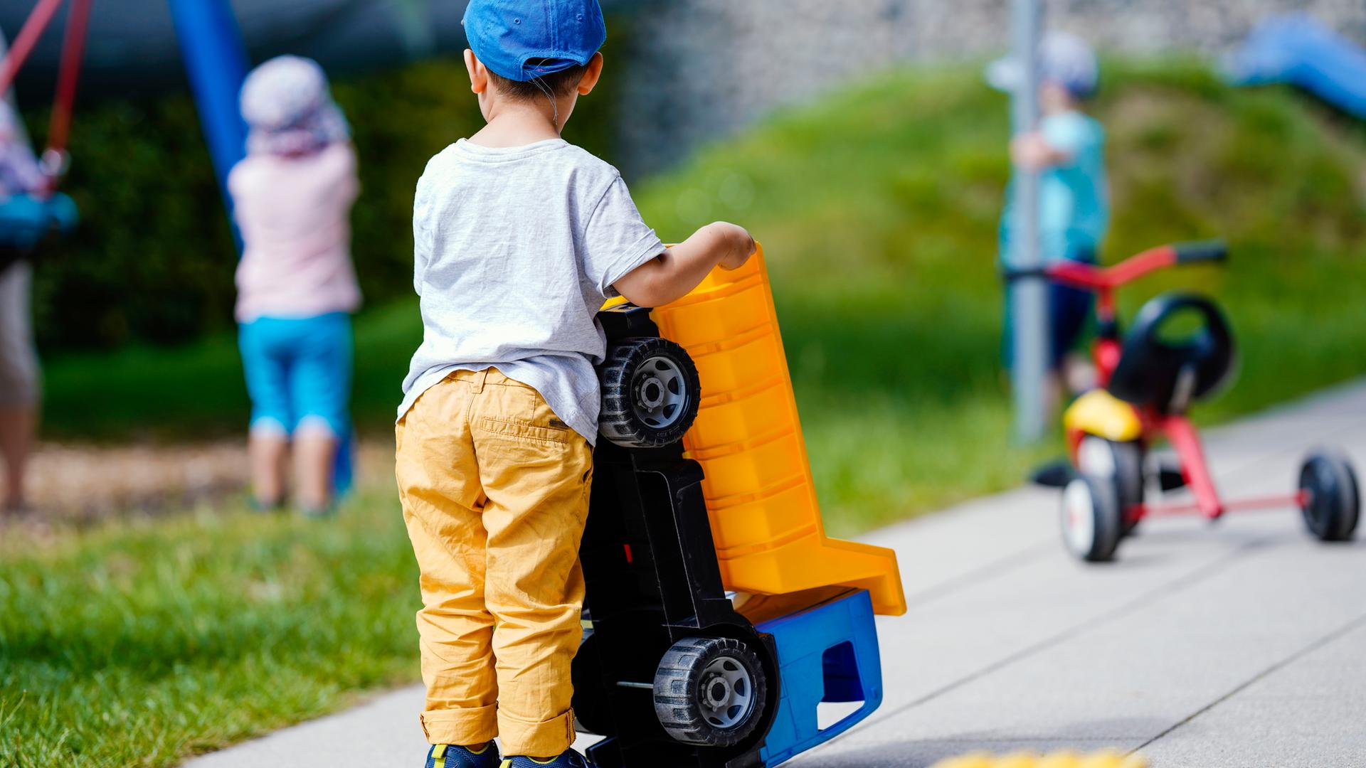 Spielende Kinder in der Kita.