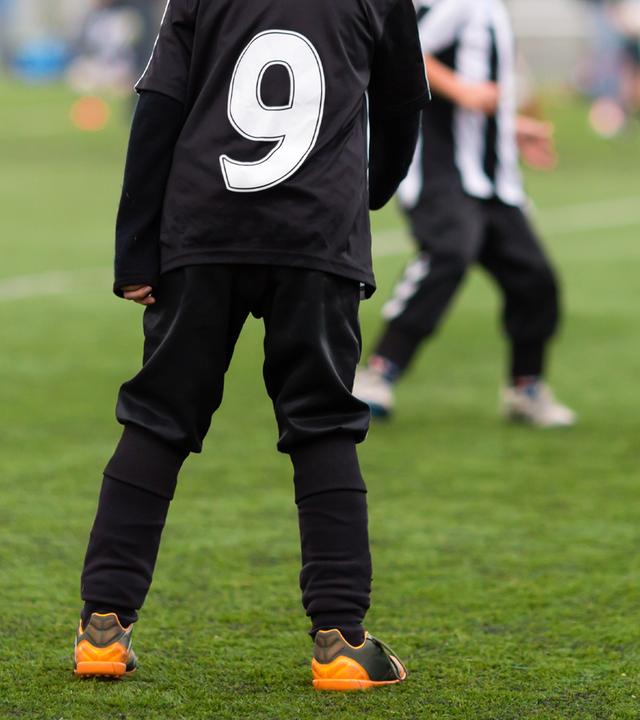 Kinder spielen auf einem Fußballplatz. (Symbolbild)