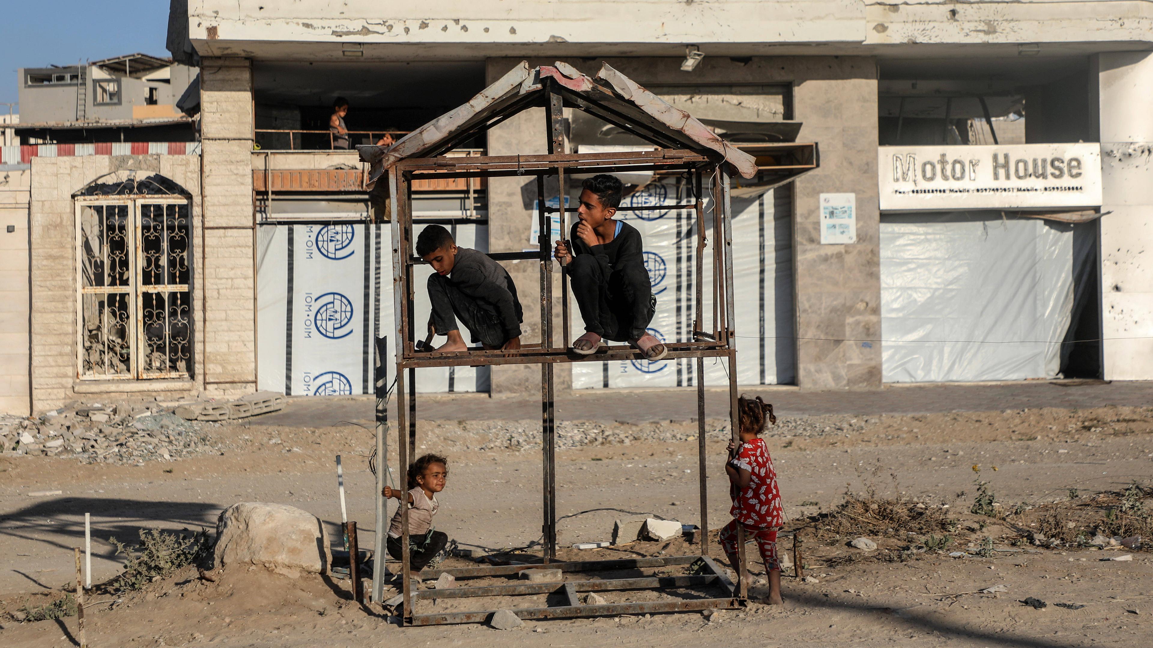 Vertriebene Kinder werden am 21. Mai 2025 in einer provisorischen Unterkunft im Hafengebiet im Westen von Gaza-Stadt gesehen.