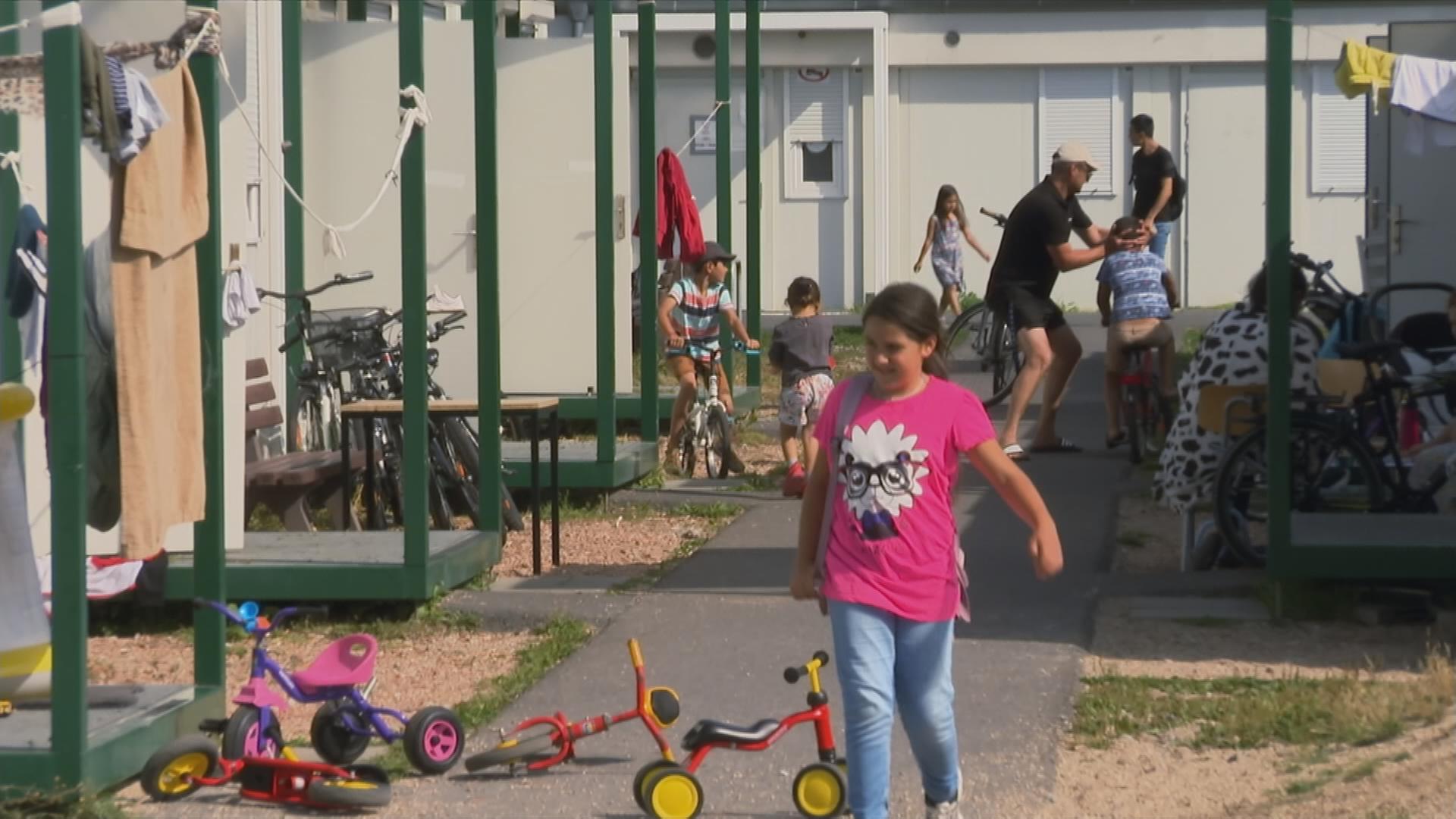 Auf dem Bild sind Kinder im Containerdorf zu sehen.