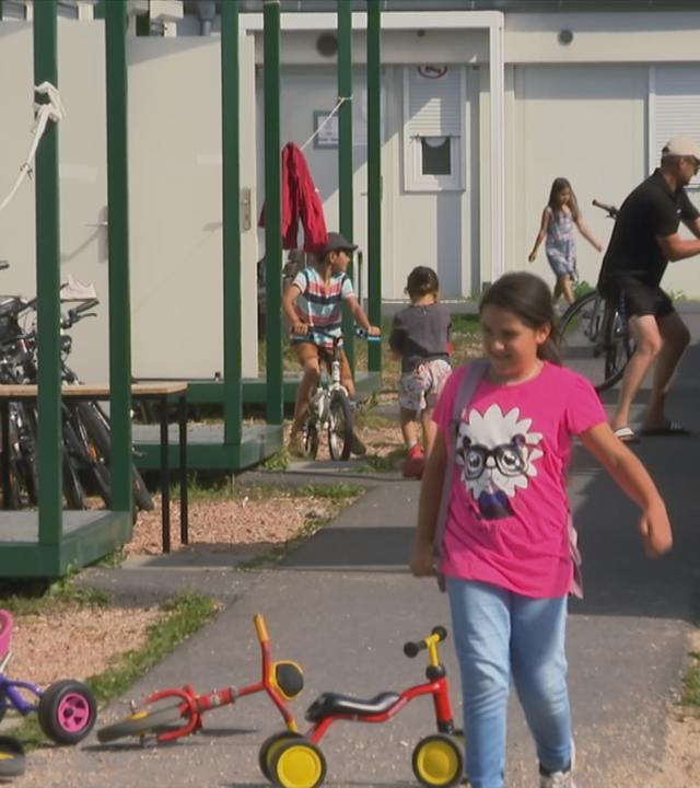 Auf dem Bild sind Kinder im Containerdorf zu sehen.