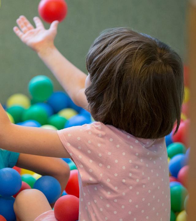 Kinder spielen in einem Bällebad in einer Kindertagesstätte 