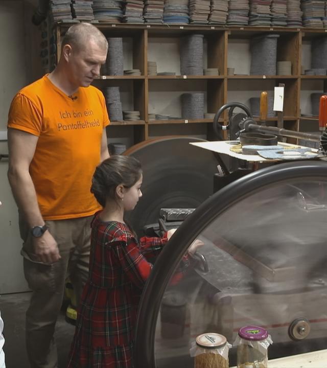 Kinder lernen beim Pantoffelmacher