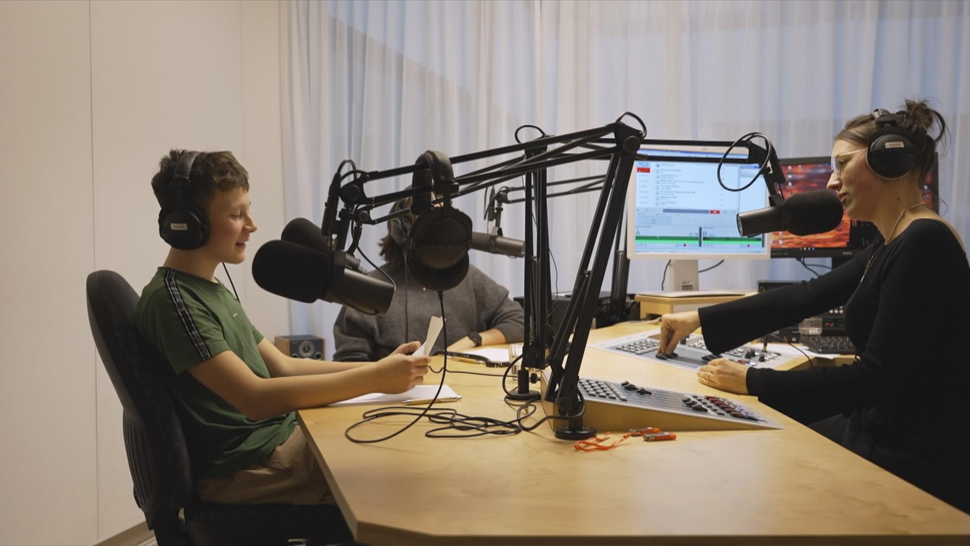 Auf dem Bild sieht man wie zwei Kinder Radio selbst machen und moderieren.