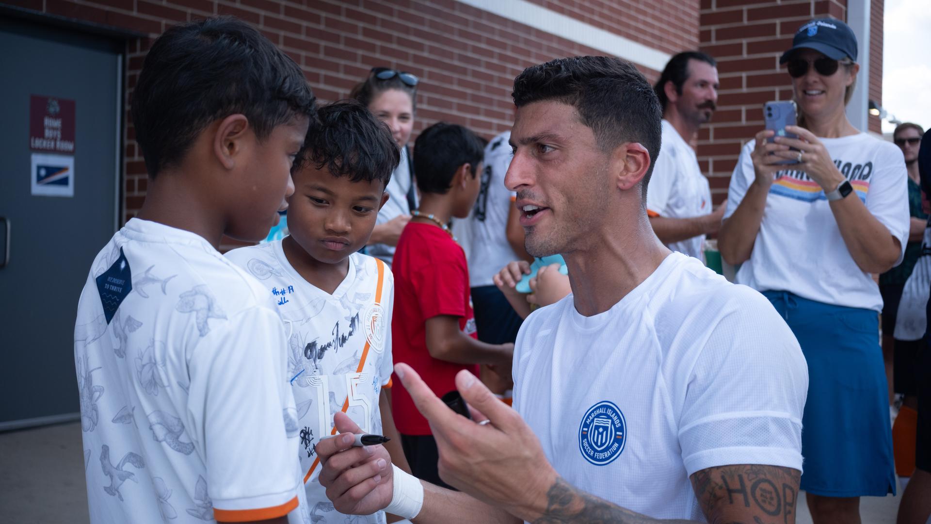 Ein Fußballspieler der Marshallinseln gibt Autogramme