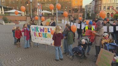 kinder mit Plakat
