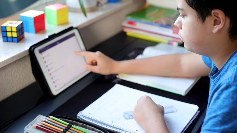 Ein Junge während des Homeschoolings