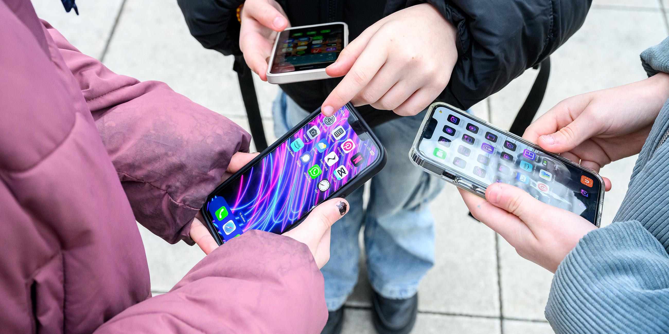 Kinder mit Smartphones