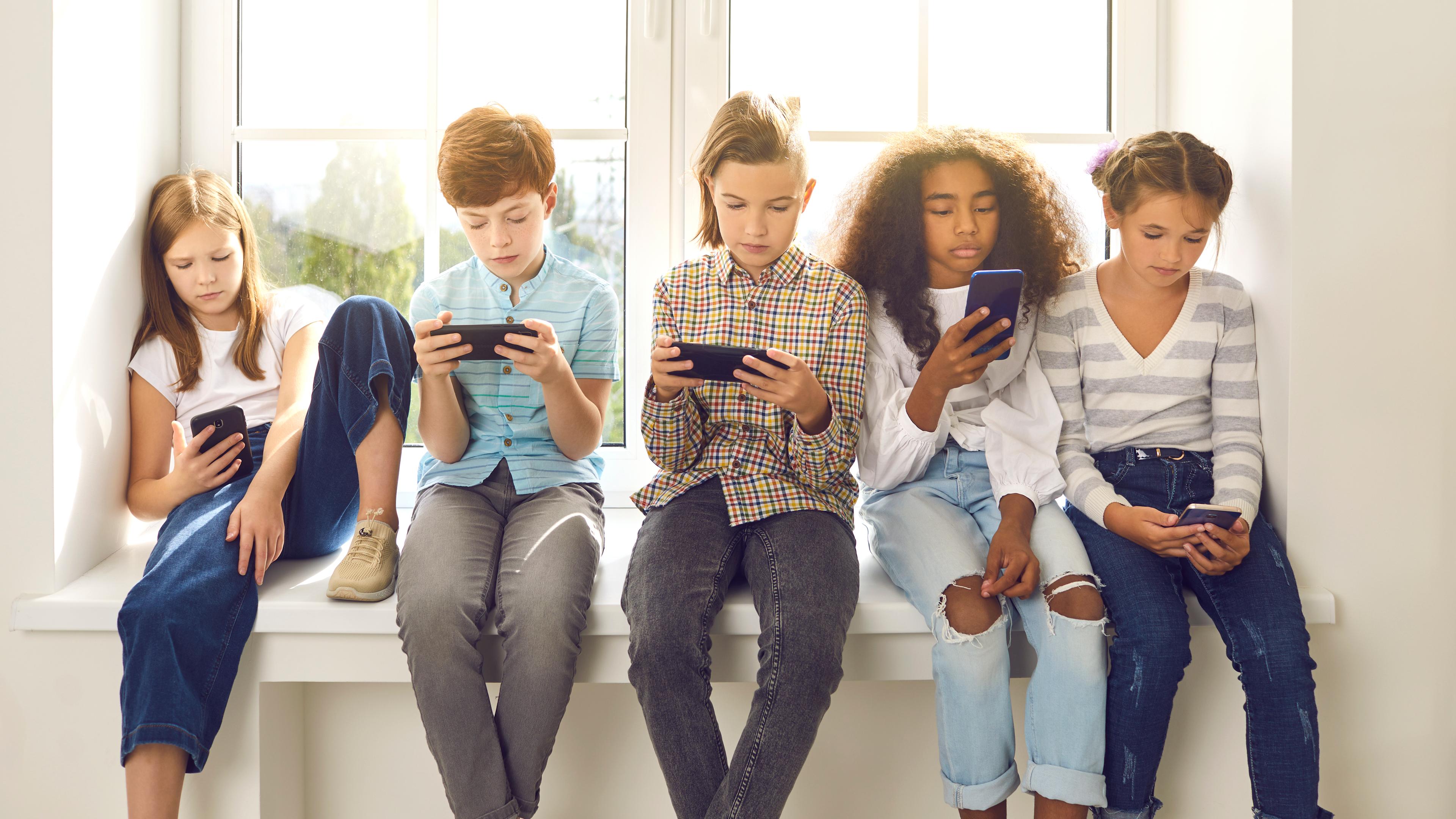 Kinder schauen auf Smartphone