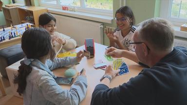 Kinder spielen Karten
