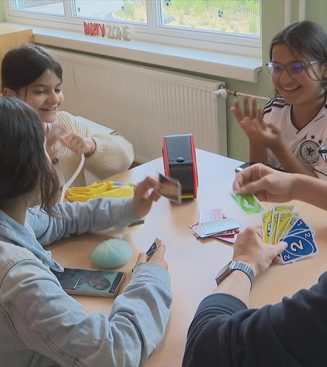 Kinder spielen Karten