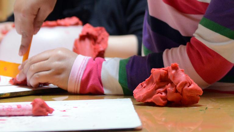 Ein Kind macht Knete selbst.