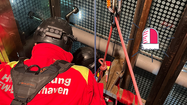 Höhenretter rettet Kind im Fahrstuhl
