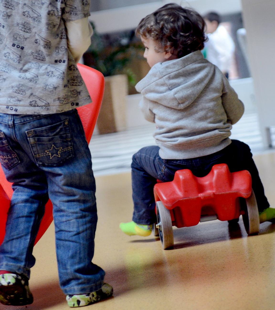 Zwei Jungen spielen in einer Tageseinrichtung für Kinder. Trotz Aufholjagd bei der U3-Betreuung hat NRW laut Untersuchung weiter Ausbaubedarf. 