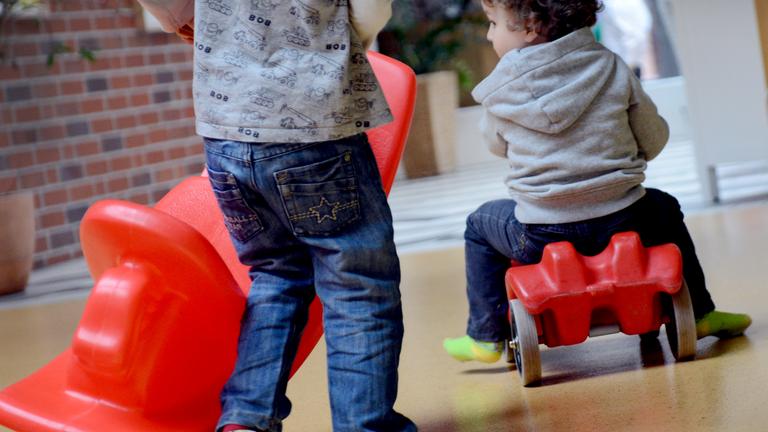 Zwei Jungen spielen in einer Tageseinrichtung für Kinder. Trotz Aufholjagd bei der U3-Betreuung hat NRW laut Untersuchung weiter Ausbaubedarf. 