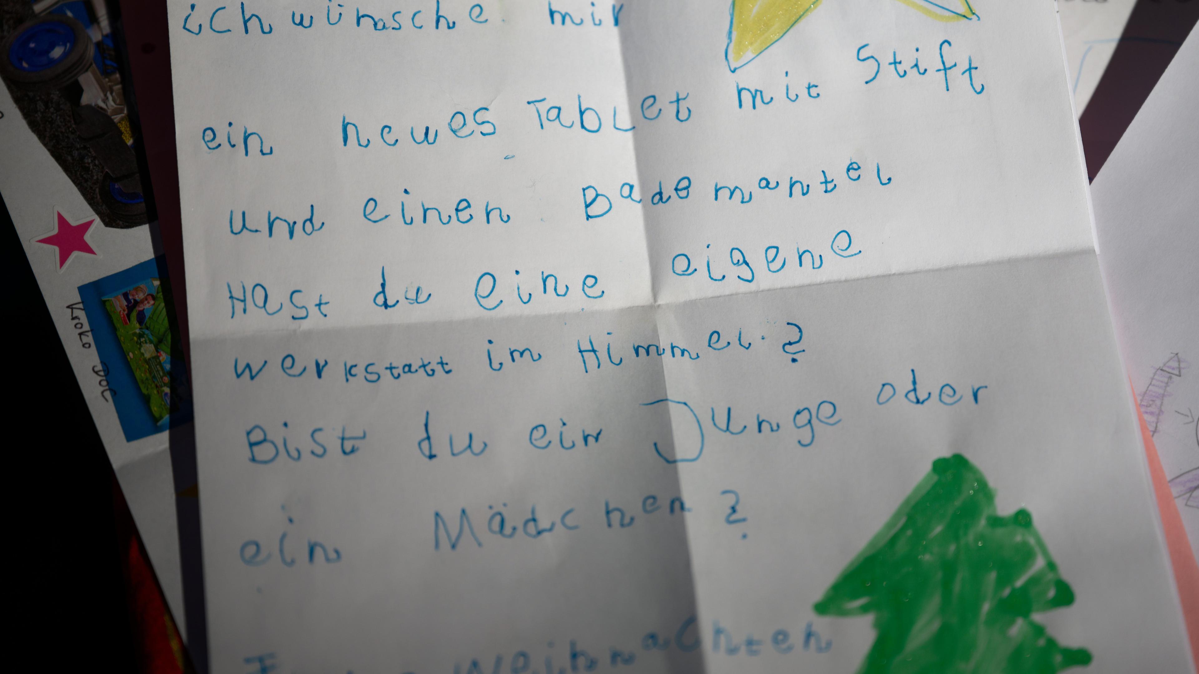 Weihnachtswunschzettel von Kindern sind in der Christkindpostfiliale der Deutschen Post in Engelskrichen ausgestellt.