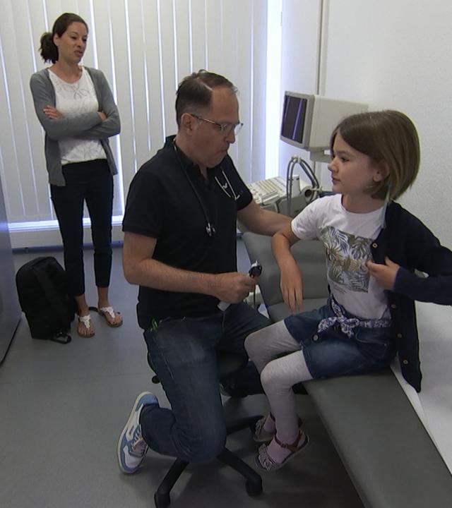 Kinderarzt und Patientin