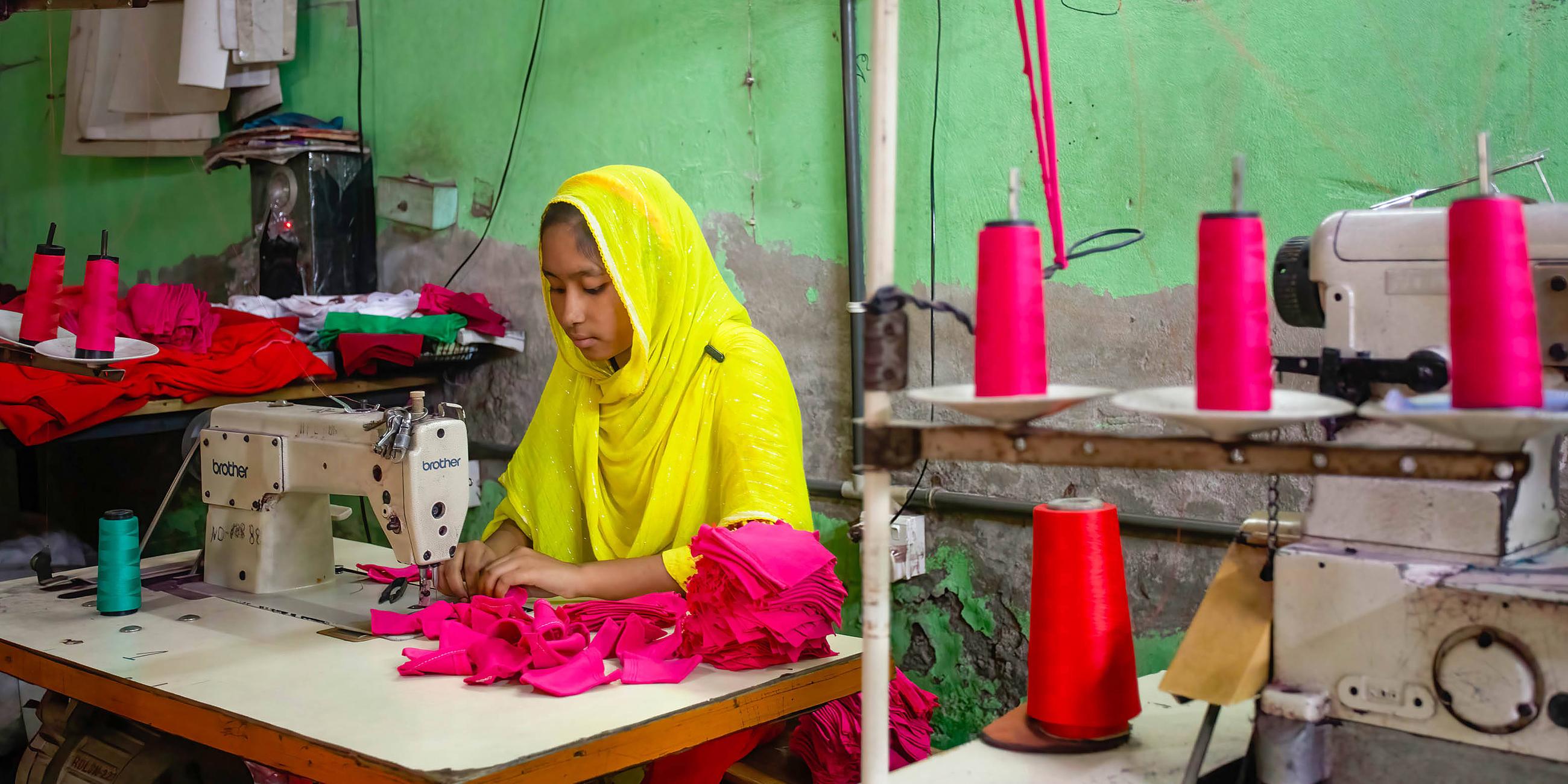Ein Kind bei der Arbeit in einer Konfektionsfabrik in Dhaka (Bangladesch), aufgenommen am 26.10.2023
