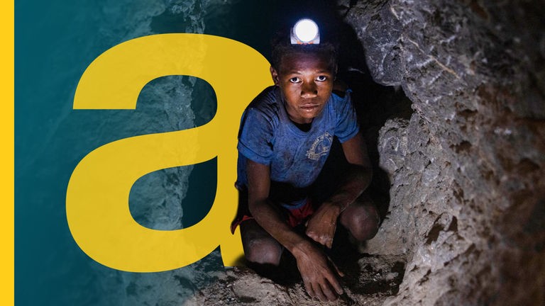 Ein Kind mit der Stirnlampe in einer Mine