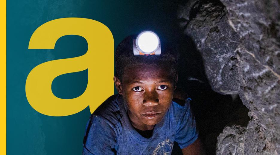 Ein Kind mit der Stirnlampe in einer Mine