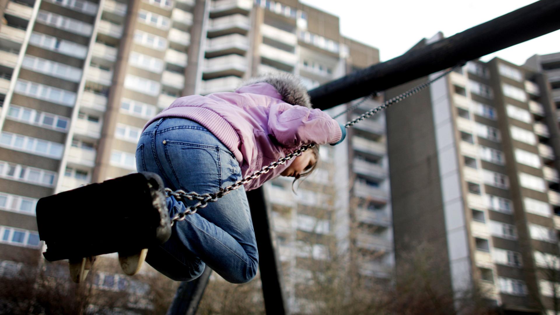 Archiv: Ein Kind auf einer Schaukel