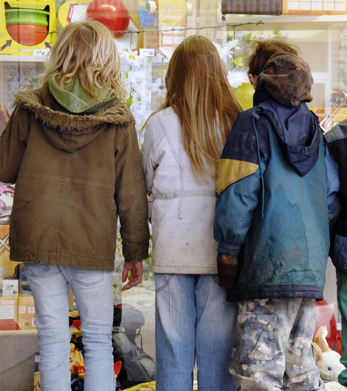 Kinder vor Schaufenster mit Spielzeug, Archivbild