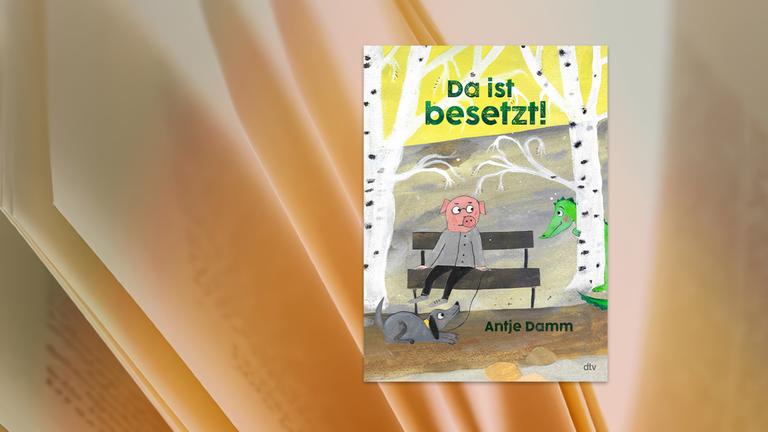 Das Kinderbuchcover "Da ist besetzt!". Der Titel steht oben zwischen zwei Bäumen. Darunter ist eine Bank gemalt, auf der ein Schwein sitzt, das einen Hund an der Leine hat. Hinter einem Baumstamm versteckt sich ein grüner Drache. Schwein und Drache blicken einander an. Der Autorinnenname Antje Damm steht unten rechts.