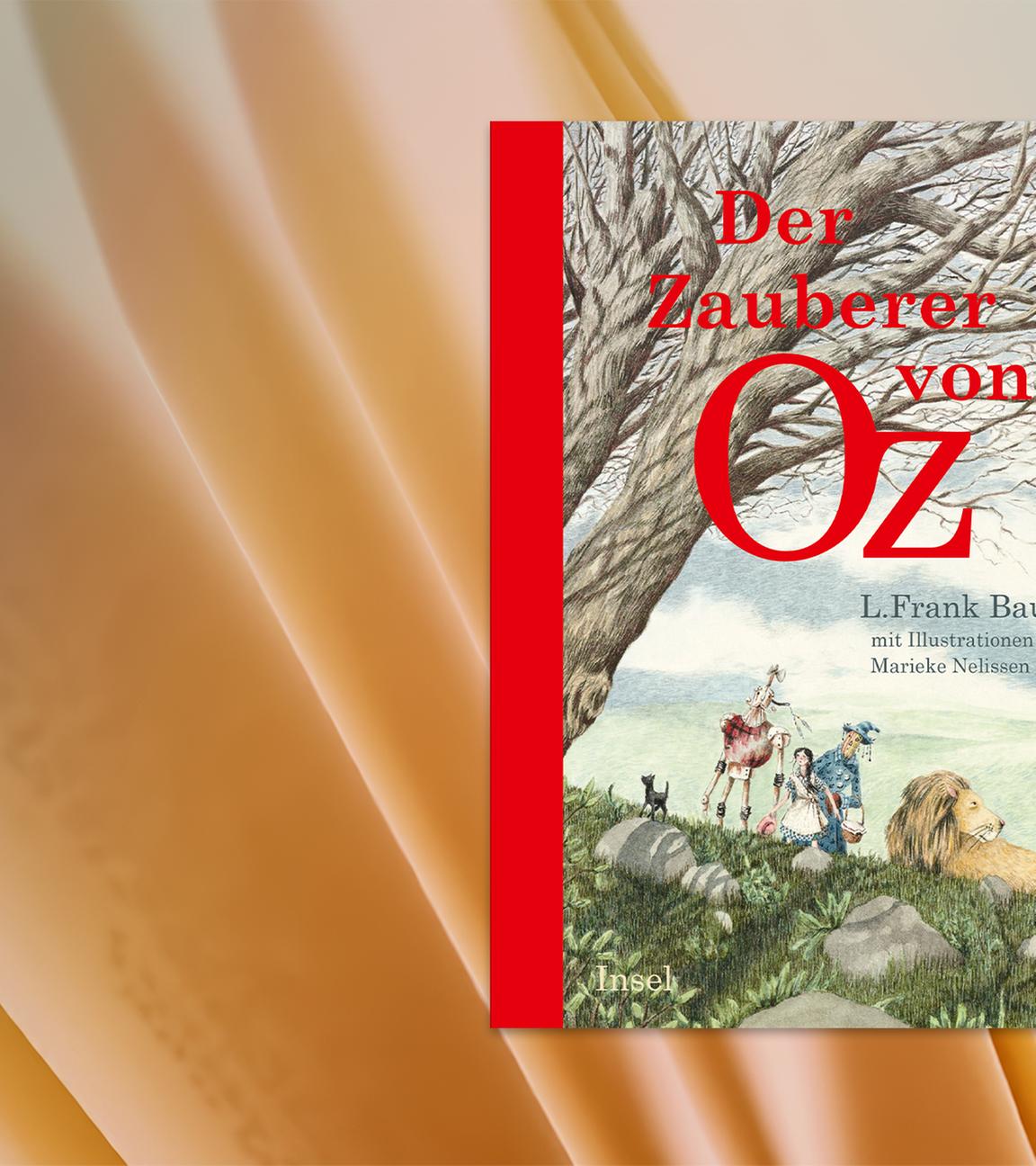 Auf dem Cover des Kinderbuches sieht man die Illustration eines Mädchens, eines Löwens, und fantastischer Figuren unter einem Baum.