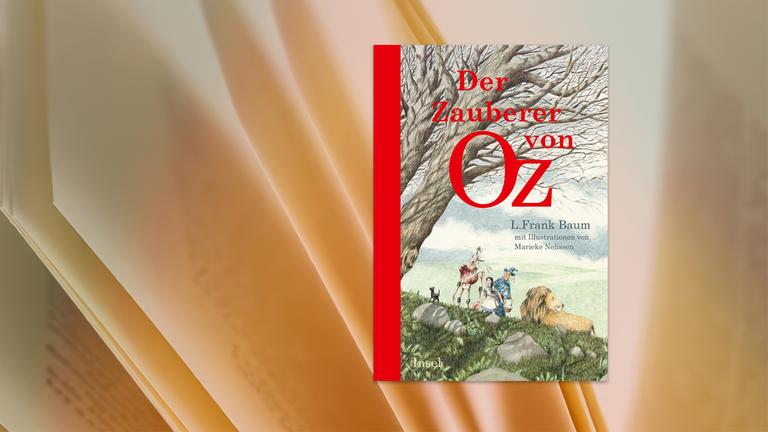 Auf dem Cover des Kinderbuches sieht man die Illustration eines Mädchens, eines Löwens, und fantastischer Figuren unter einem Baum.