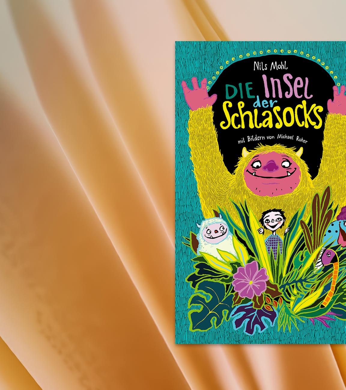 Auf dem Cover des Kinderbuches sieht man die Illustration bunter, freundlicher Monster und die eines Kindes, welches zwischen Pflanzen hervorschaut.