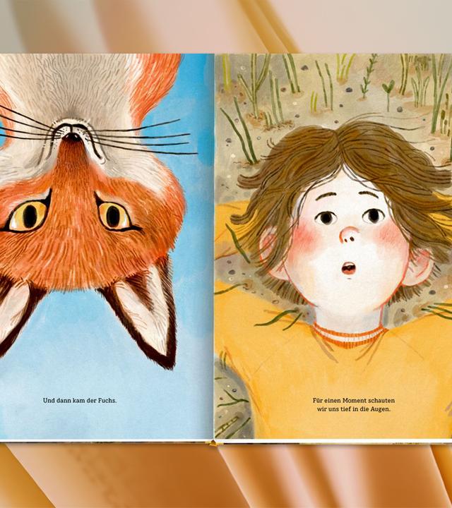 Auf den aufgeschlagenen Seiten eines Kinderbuches sieht man einen auf dem Kopf stehenden Fuchs und daneben einen Jungen, der im Gras liegt.