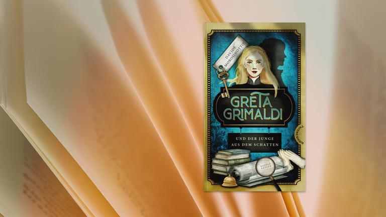 Auf dem Cover des Jugendbuches sieht man ein blondes Mädchen und mystische Gegenstände.