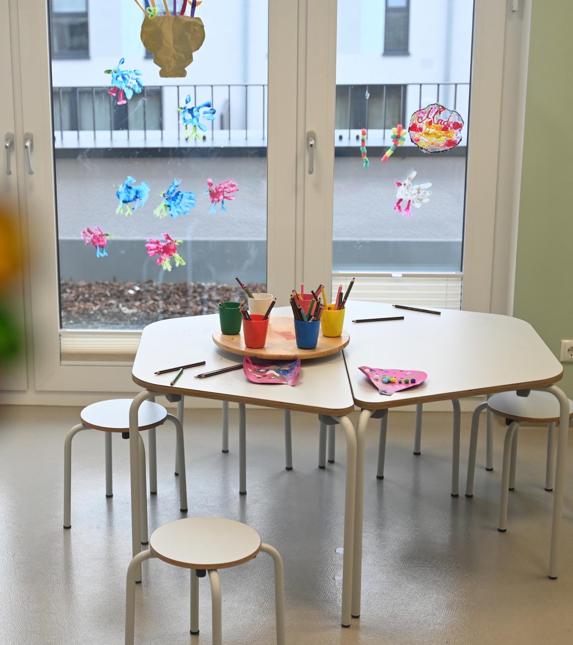  Stifte und Malsachen stehen auf dem Tisch einer Kindertagesstätte.