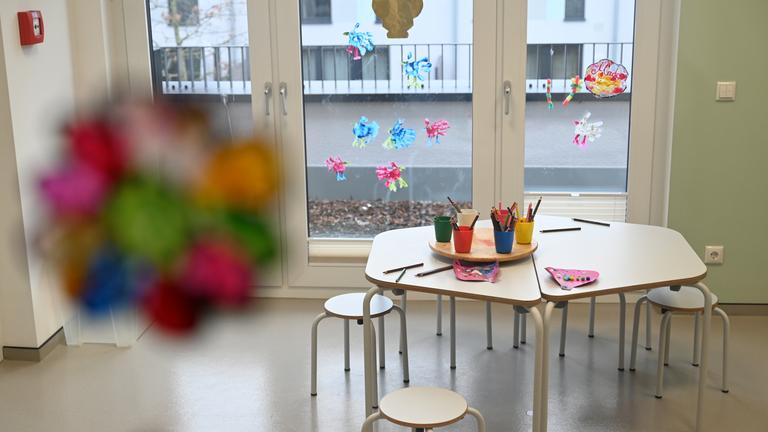  Stifte und Malsachen stehen auf dem Tisch einer Kindertagesstätte.